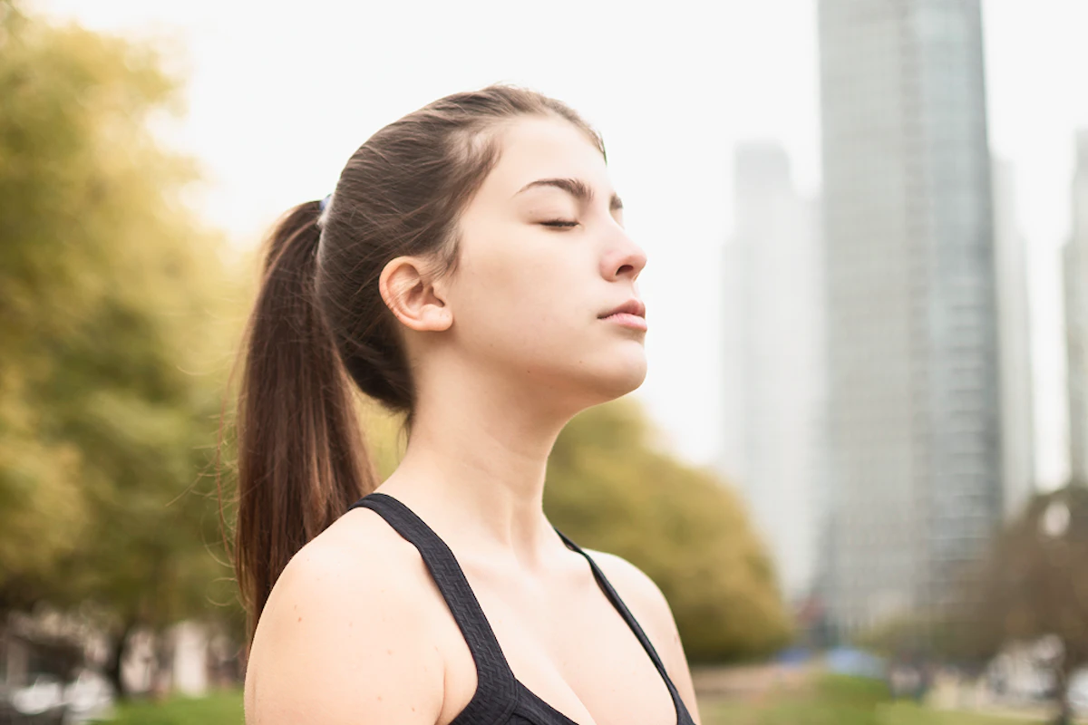 femme avec les yeux fermés qui respire