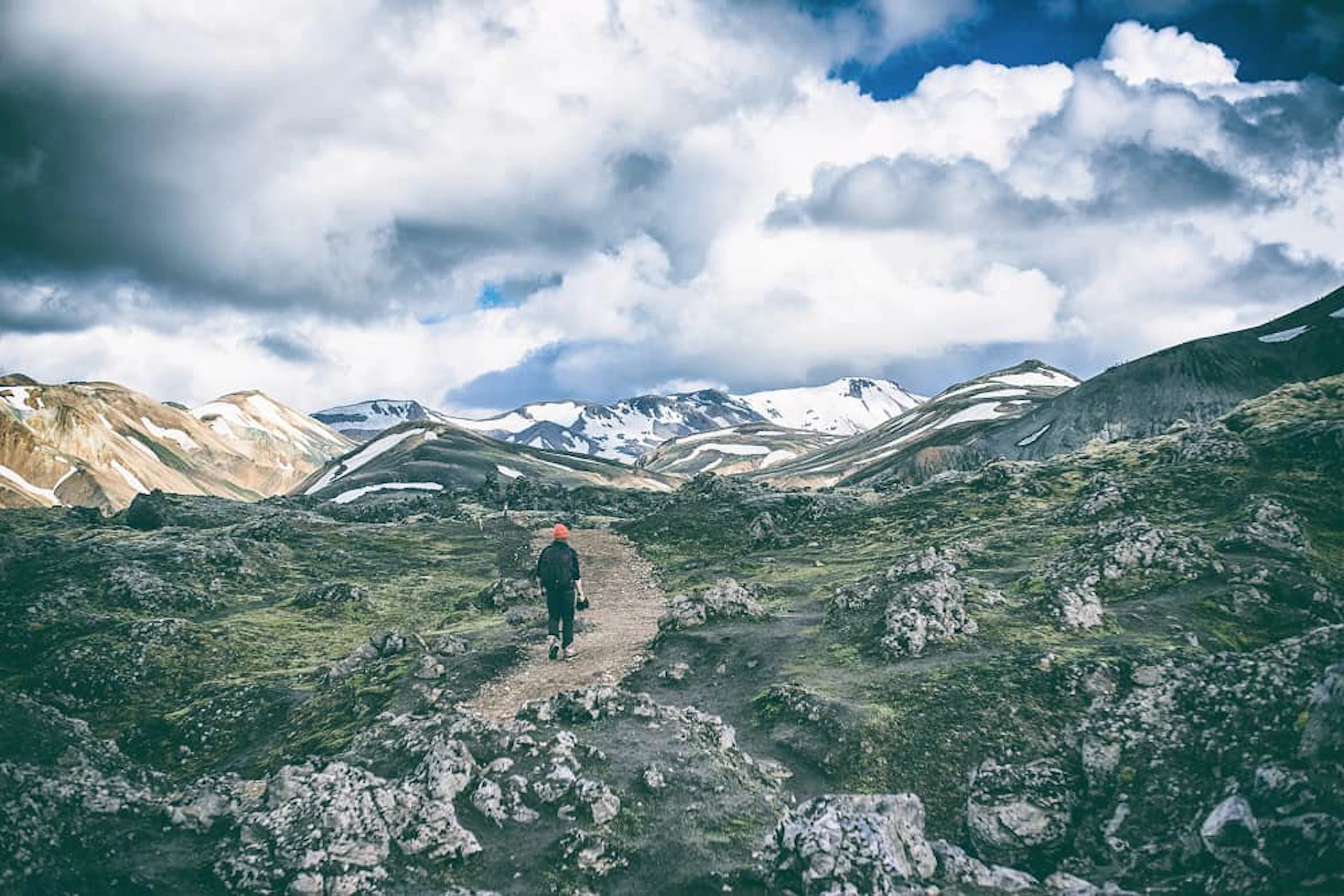 coureur dans un paysage montagnard