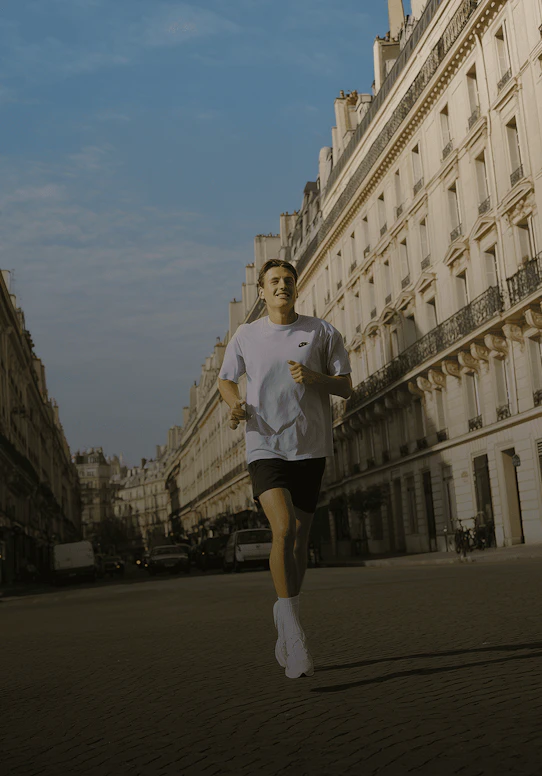 Coureur homme en action qui regarde au loin