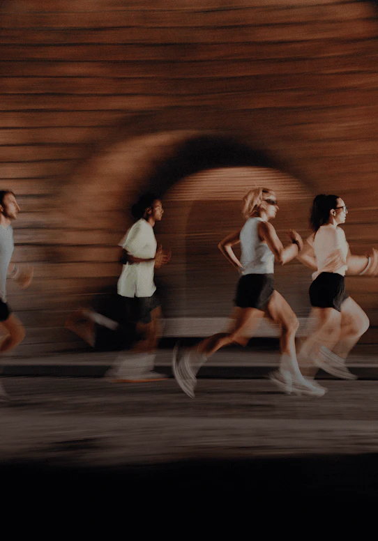 Coureurs en action sous un pont