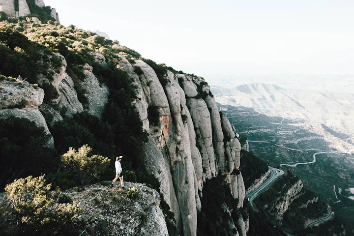homme sur une montagne qui regarde vers le vide