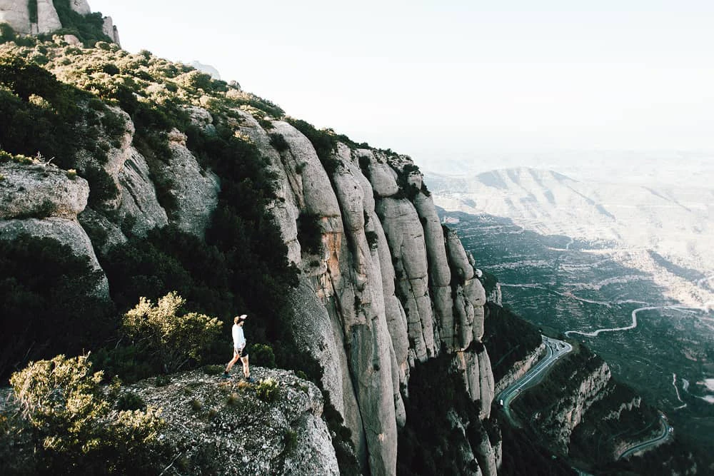homme sur une montagne qui regarde vers le vide