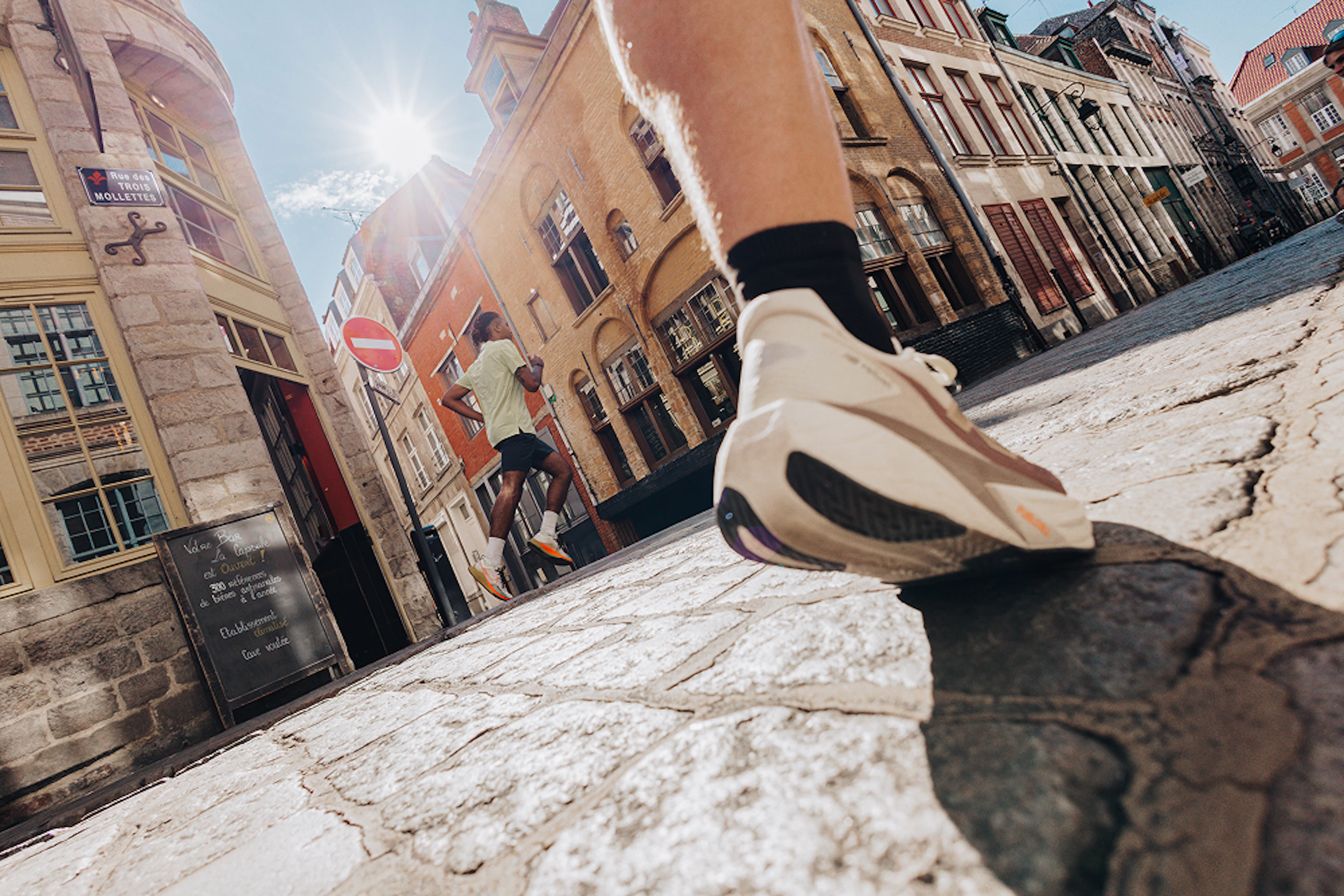 chaussure de course en action en ville