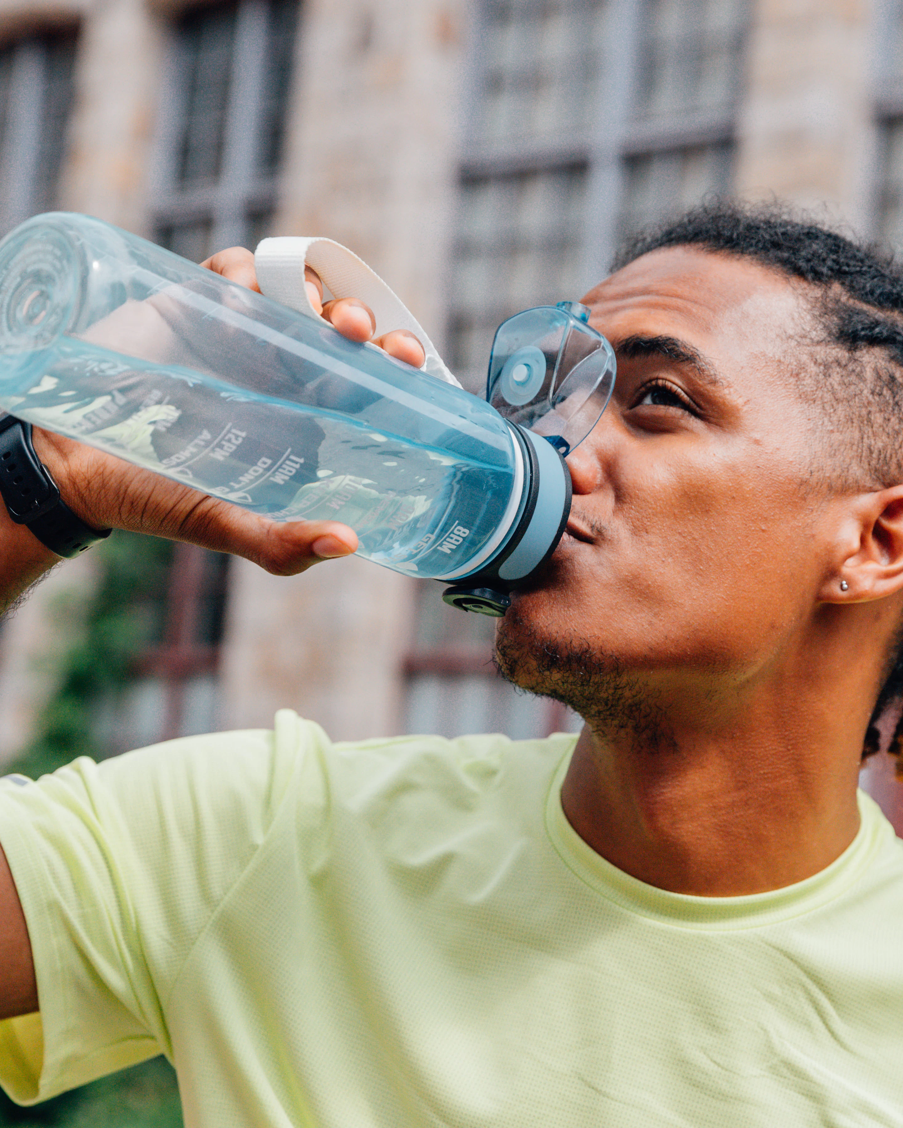 Coureur buvant de l'eau dans une gourde