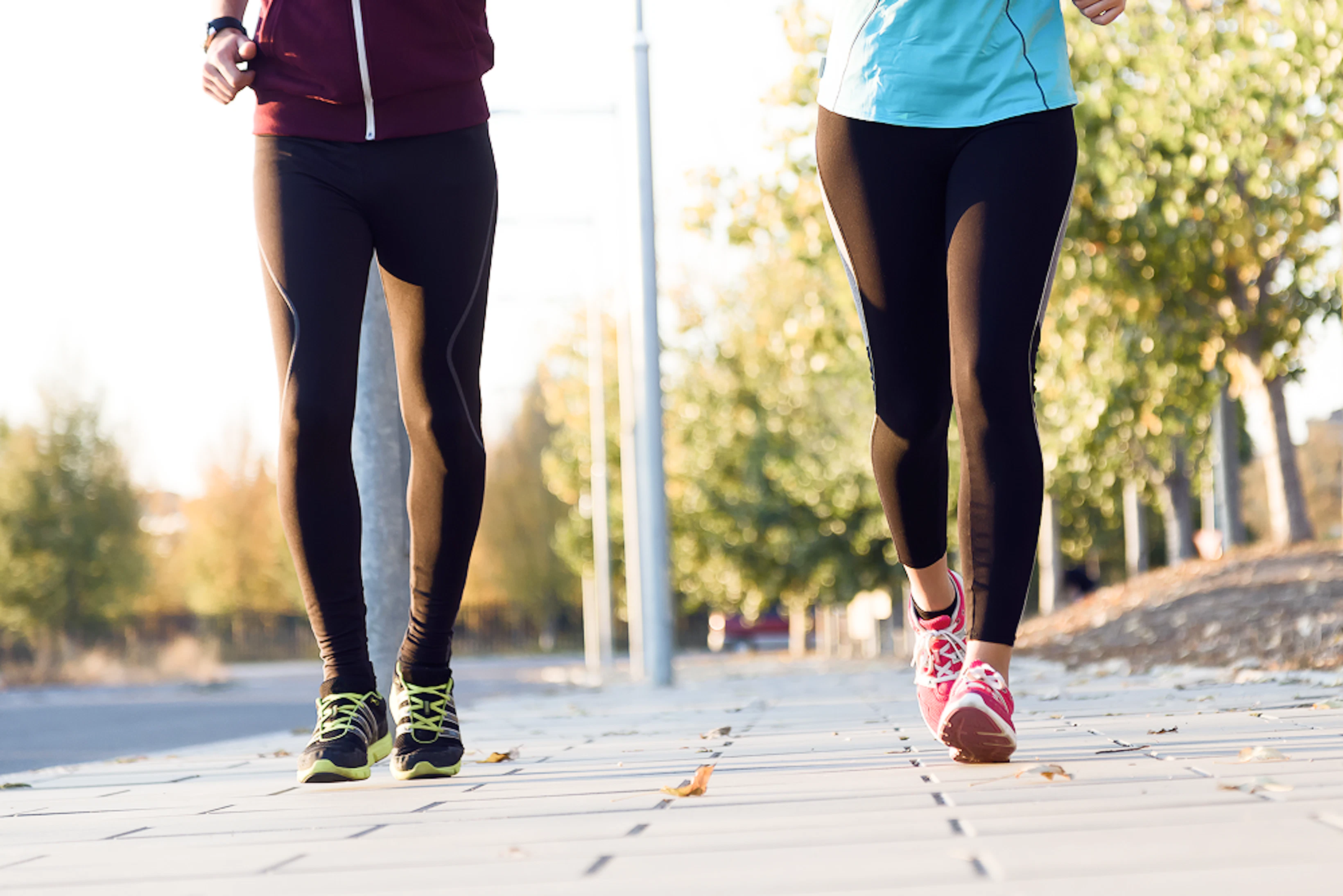 Un marcheur et un coureur s'entraînent ensemble