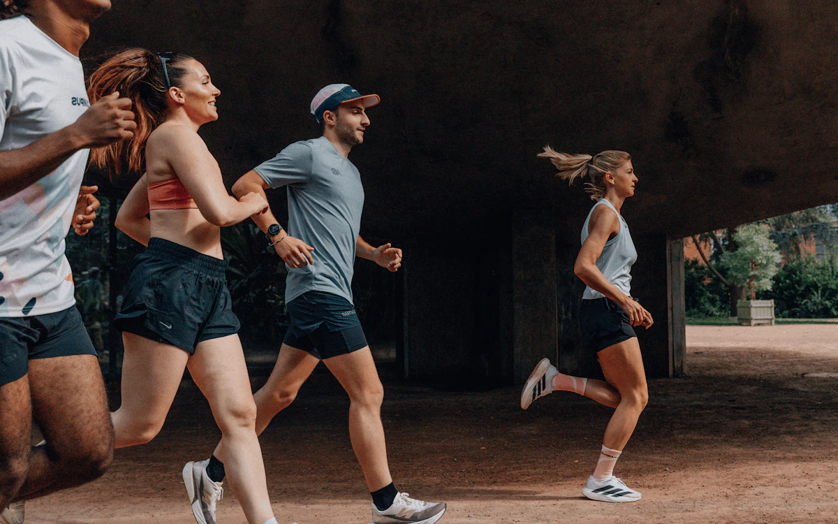 groupe de coureurs et de coureuses qui court en ville - courir en ville pollution