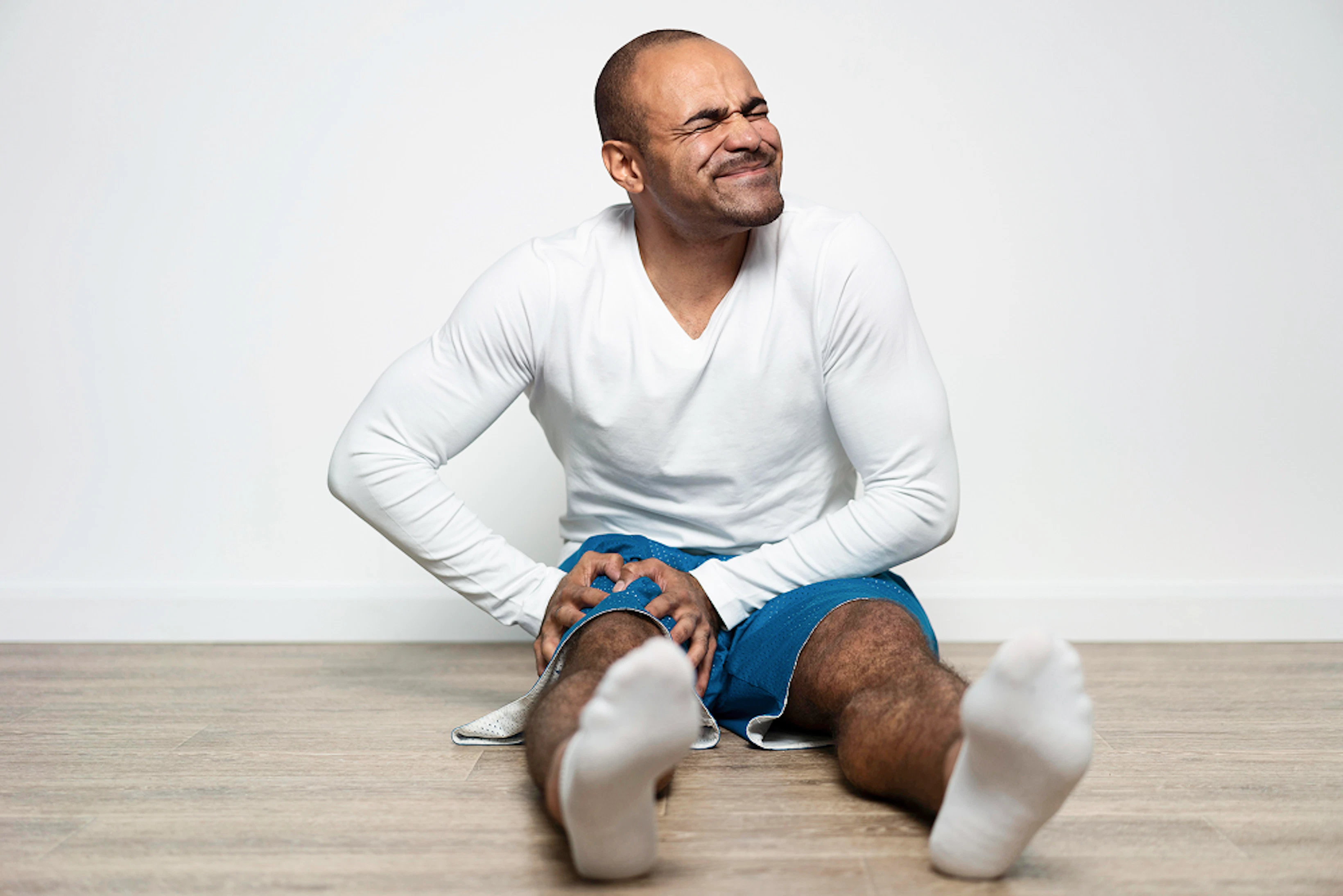 front view man physiotherapy with knee pain 1