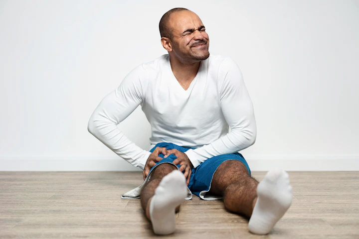 front view man physiotherapy with knee pain 1