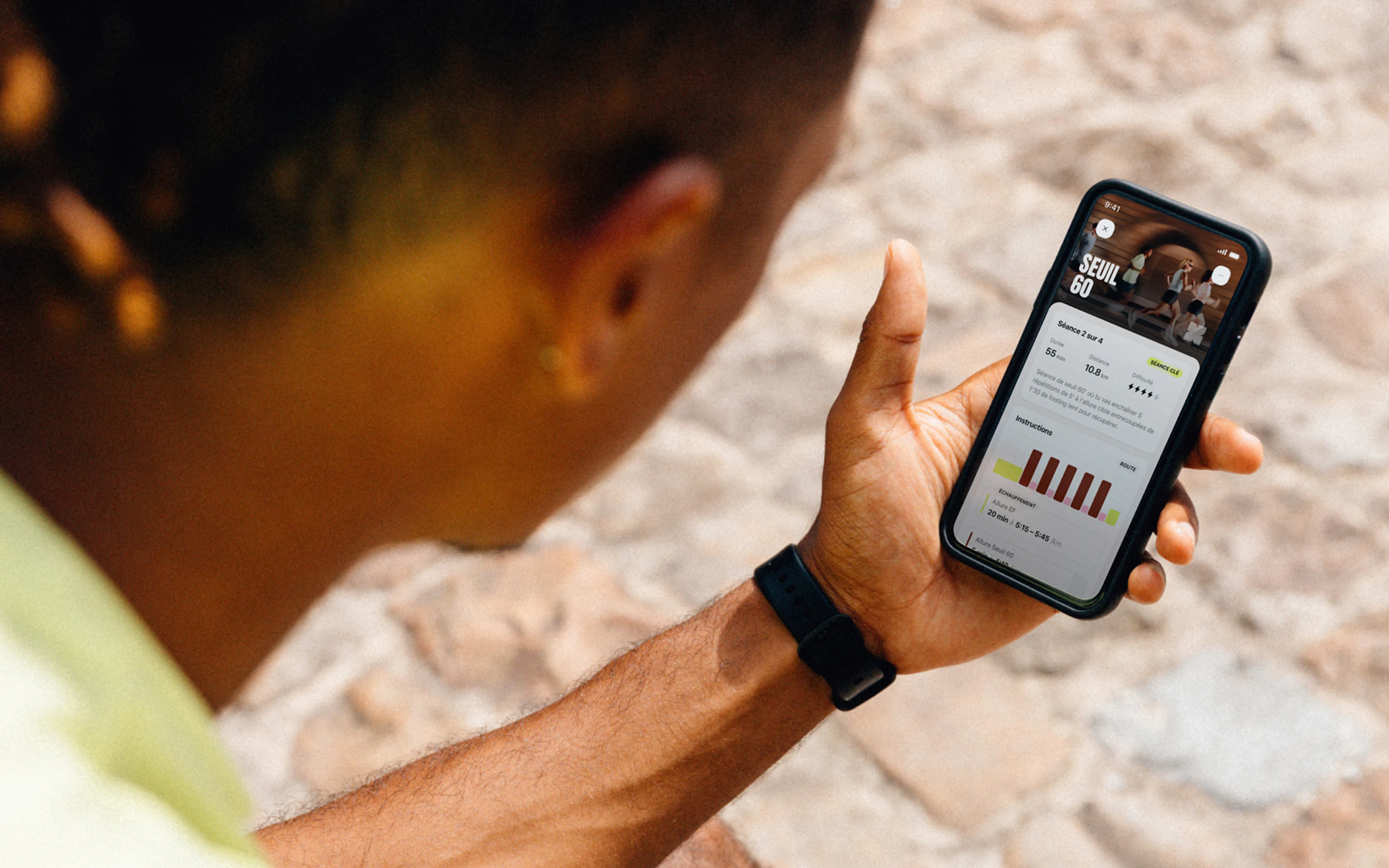 Coureur assis utilisant l'application Campus Coach