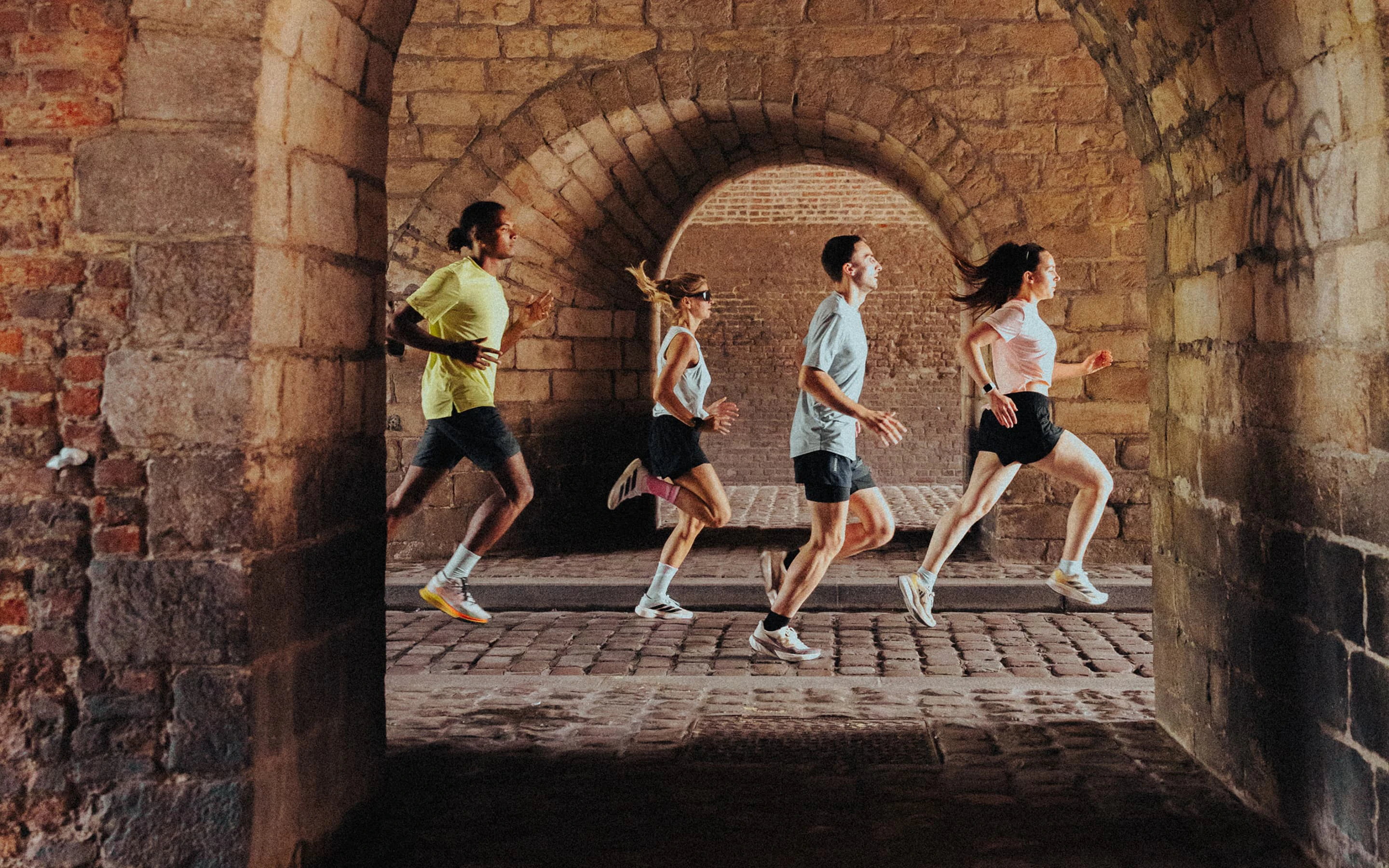 Groupe de coureurs en action sous un pont