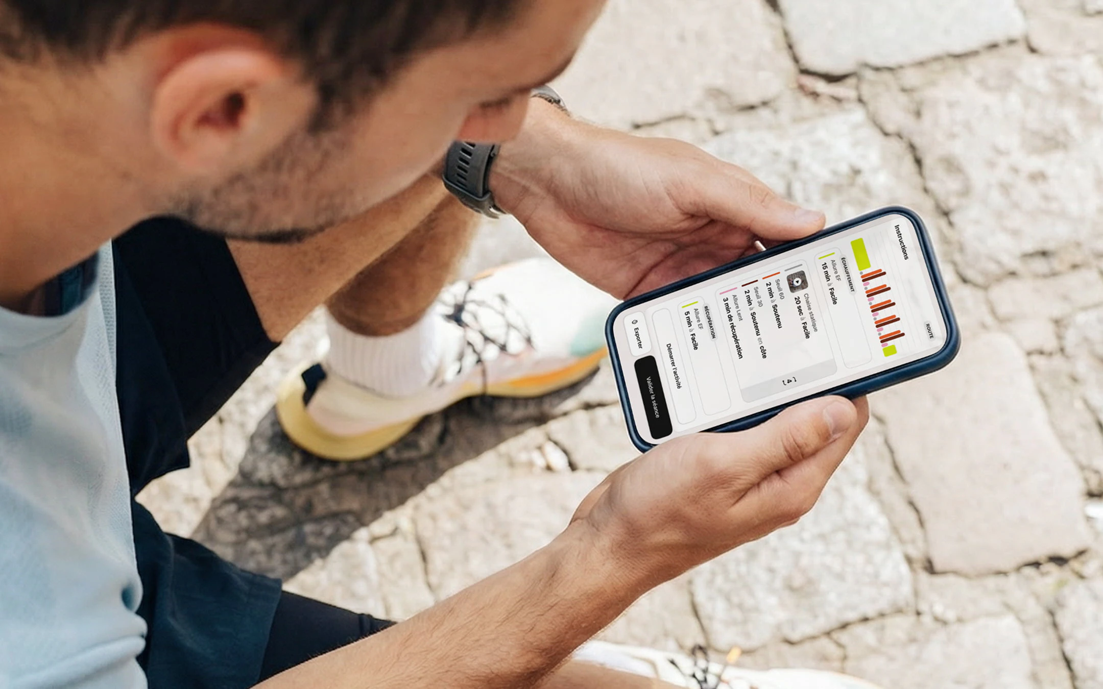 Coureur assis en train de valider sa séance sur l'application Campus Coach