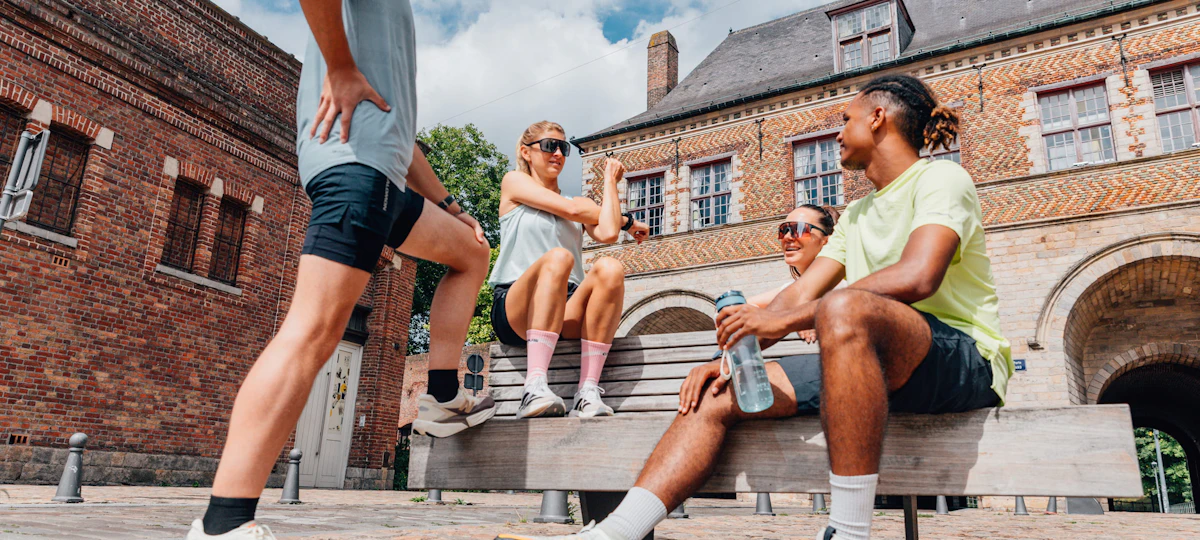 Coureurs assis en train de discuter et de rigoler