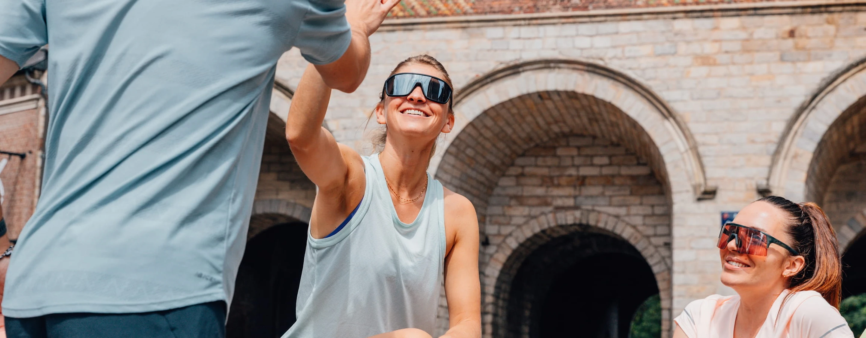 Coureurs assis qui se tapent dans la main