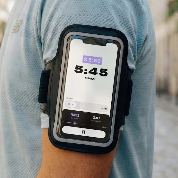 Téléphone dans un brassard de course à pied running avec téléphone à l'intérieur affichant le tracker d'activité Campus Coach