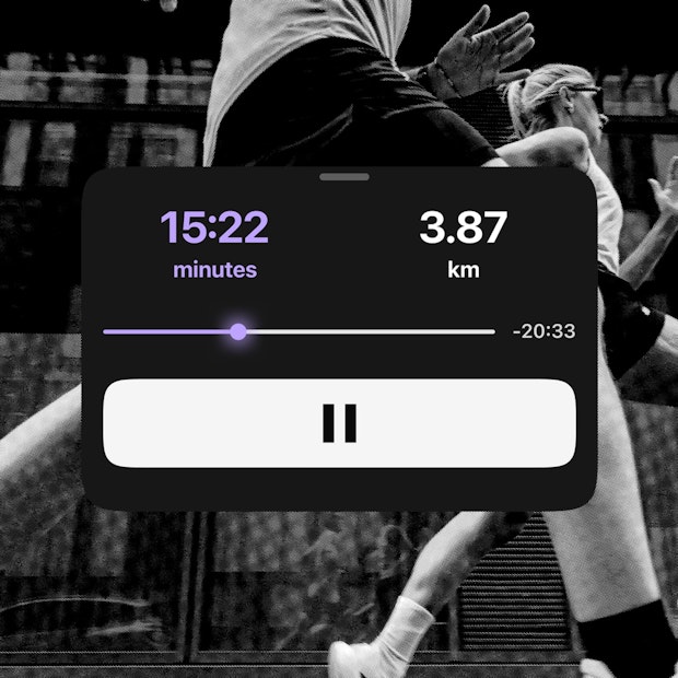 The run tracking on the phone alone, showing the elapsed time, the distance covered and the session's remaining time.