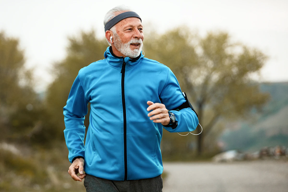 Homme âgé qui court - commencer la course à pied après 60 ans