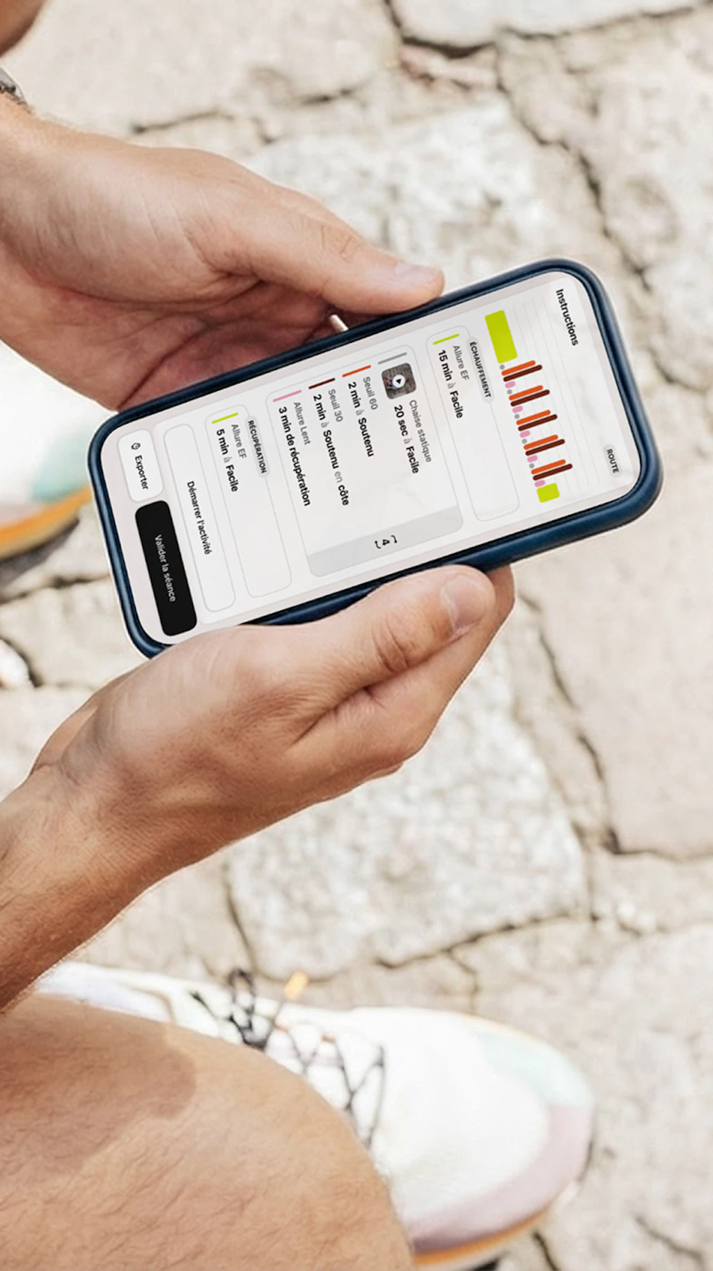 Coureur assis en train de visualiser sa séance sur l'application Campus Coach