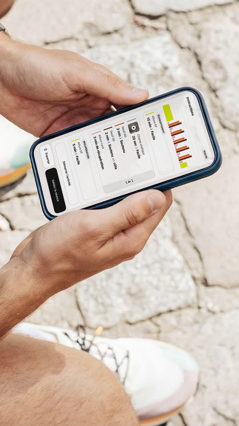 Coureur assis en train de visualiser sa séance sur l'application Campus Coach