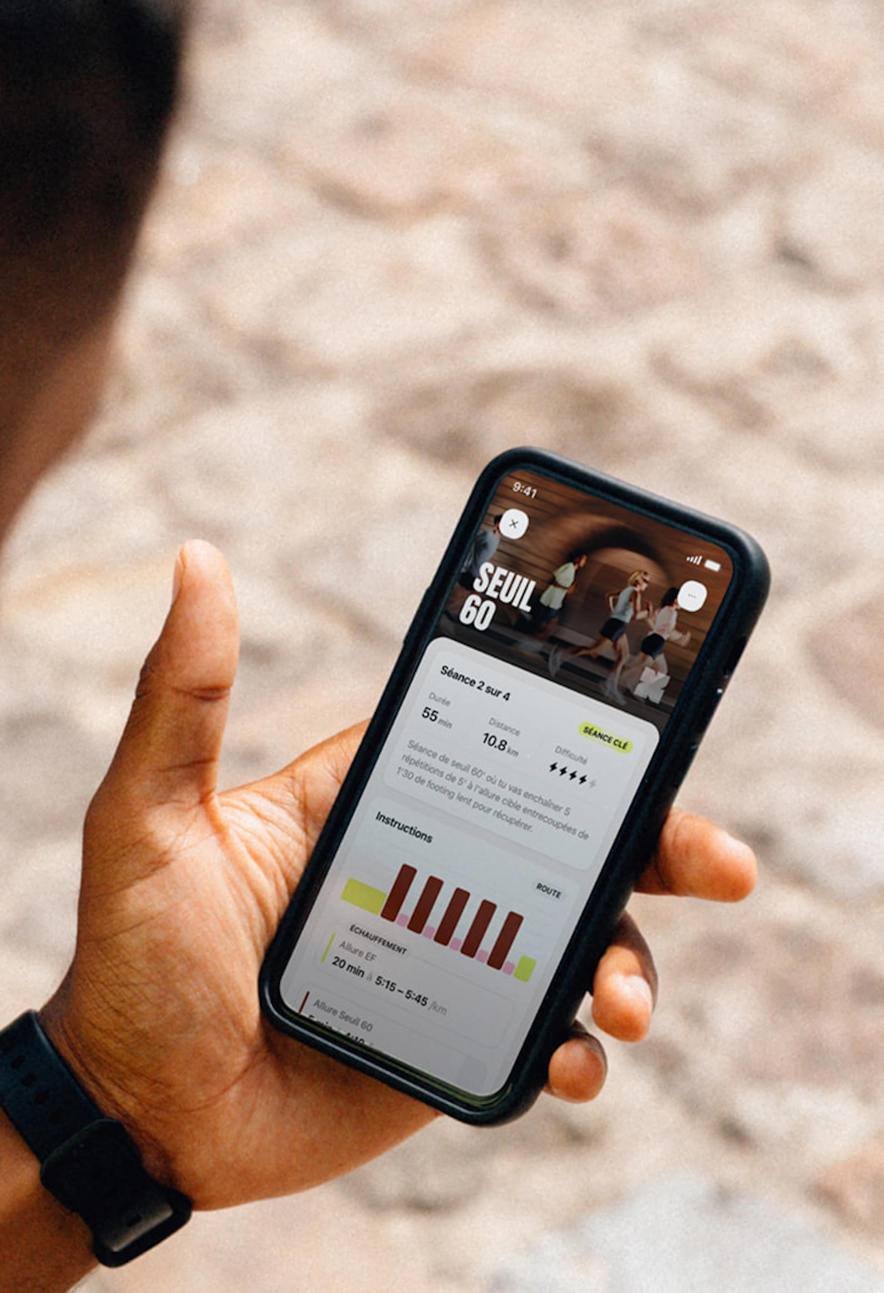 Coureur assis en train d'analyser sa séance du jour de seuil 60 sur l'application Campus Coach