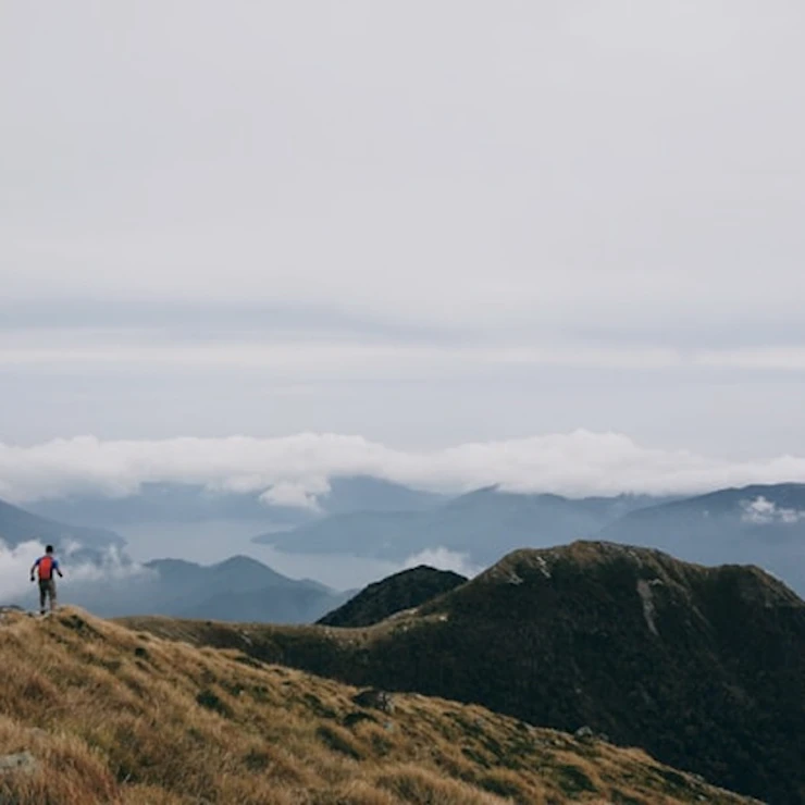 Coureur trail running dans les montagnes vue paysage