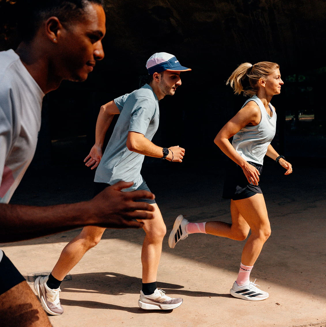 Groupe de coureurs en action
