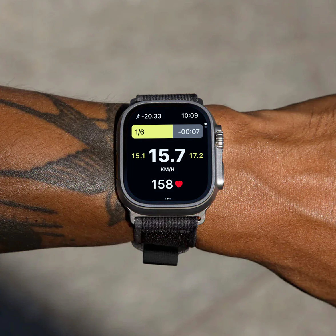Application Campus sur l'écran d'une Apple Watch au poignet d'un coureur