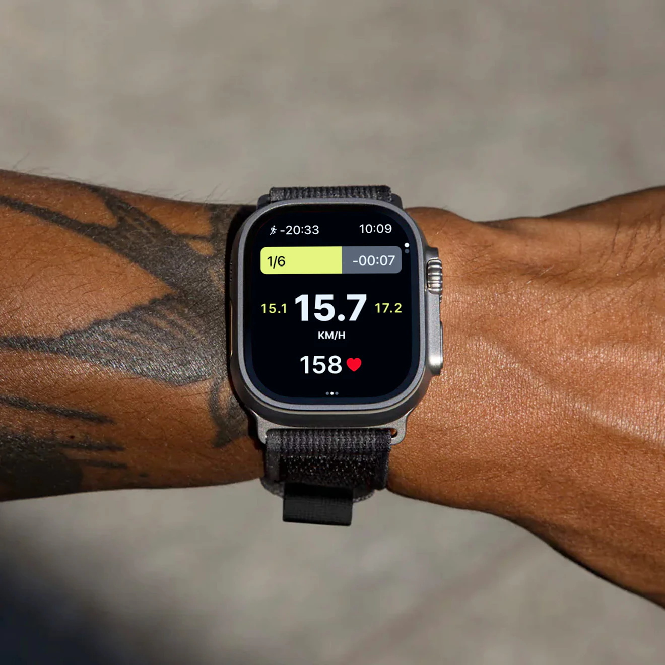 Application Campus sur l'écran d'une Apple Watch au poignet d'un coureur