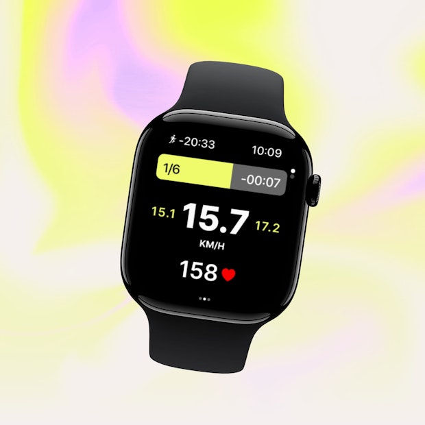 An Apple Watch on a wrist showing the current pace, the heart rate and the session's progress.
