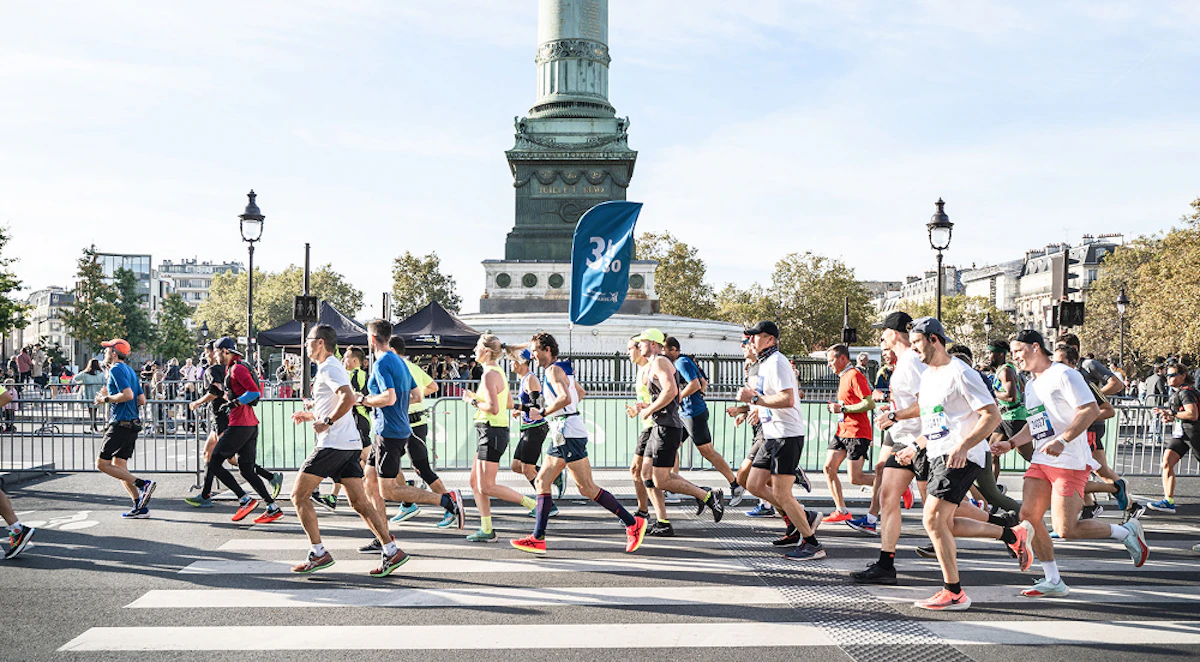 Meneur d'allure et son groupe de coureurs lors du marathon de Paris