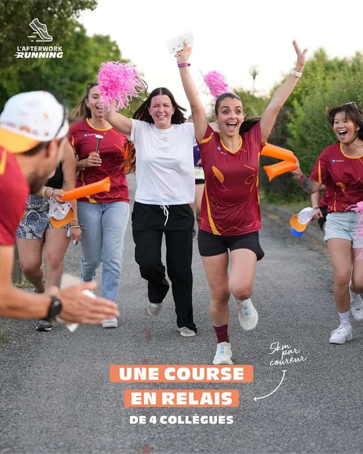 femmes qui courent en faisant la fête