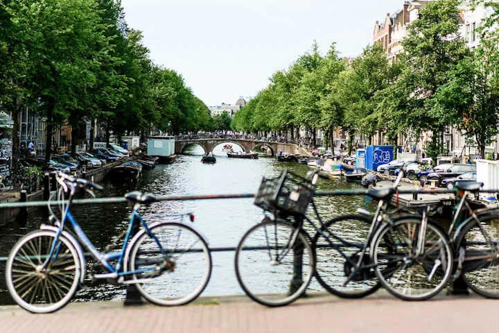 vélos posés sur un pont par dessus un fleuve