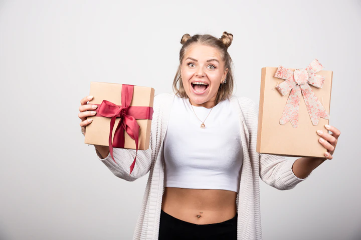 femme souriante avec un cadeau dans chaque main