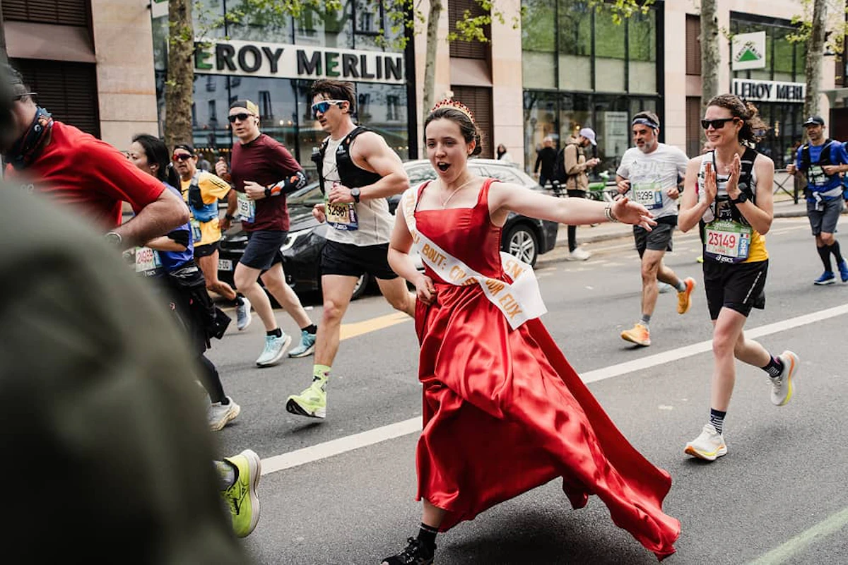 jeune femme qui court le marathon de Paris 2026 en robe rouge