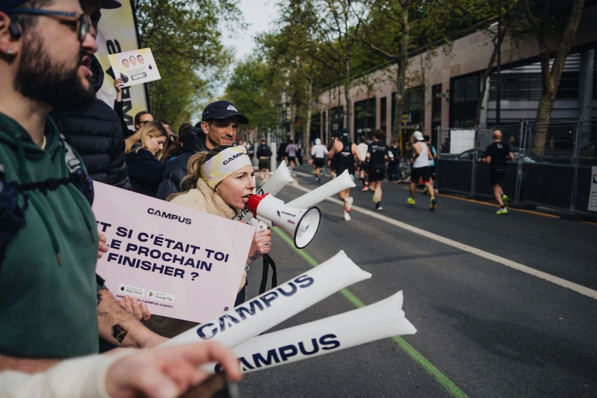 Mathieu Blanchard et Alix Noblat encouragent les coureurs sur le Marathon de Paris 2026