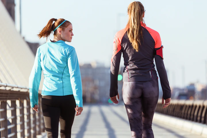 Deux femmes marchent côte à côte