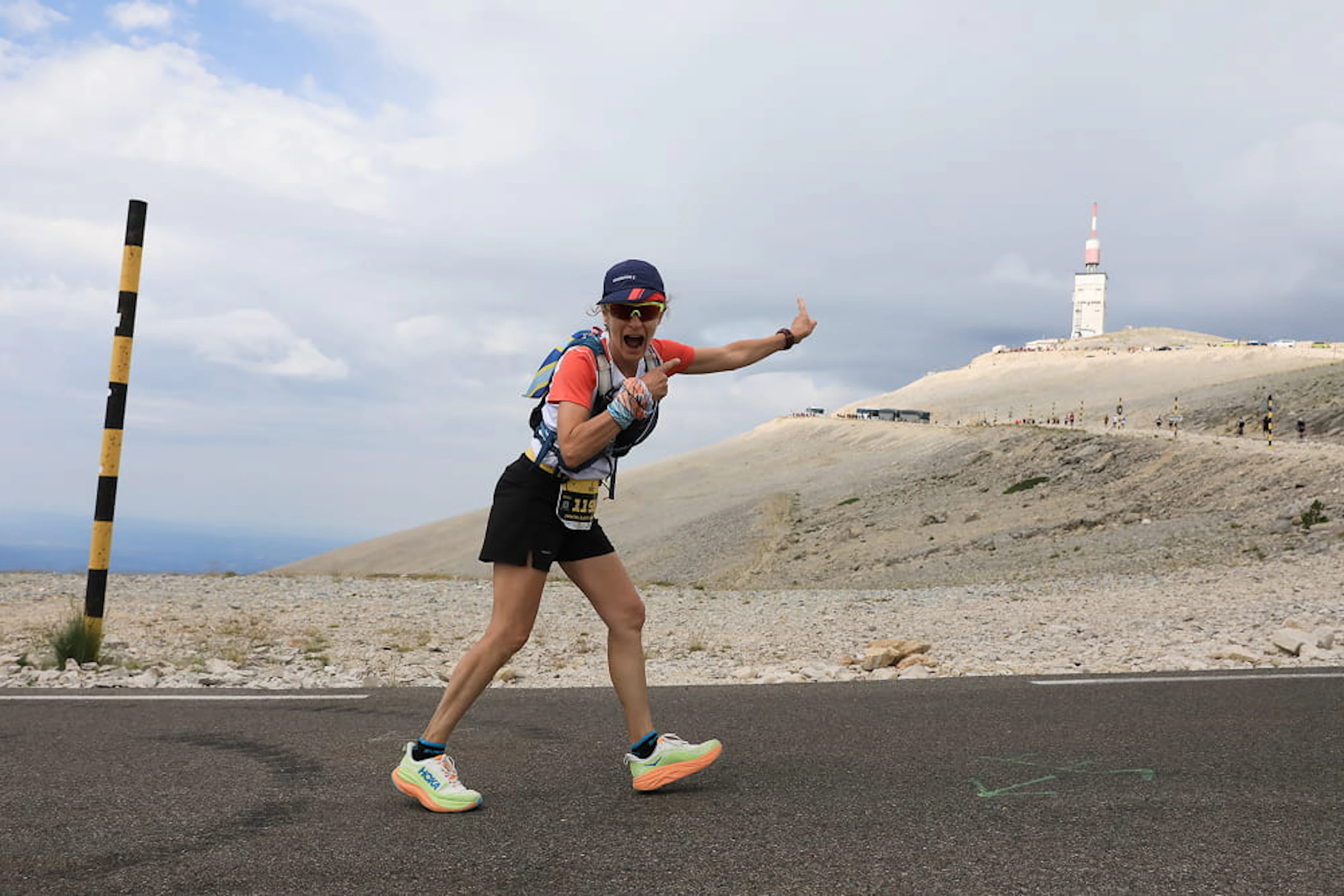 coureuse montre le sommet du ventoux pendant qu'elle est sur la route