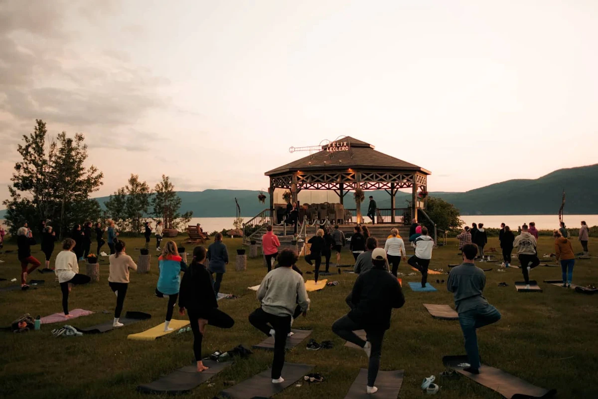 séance de yoga au coucher du soleil