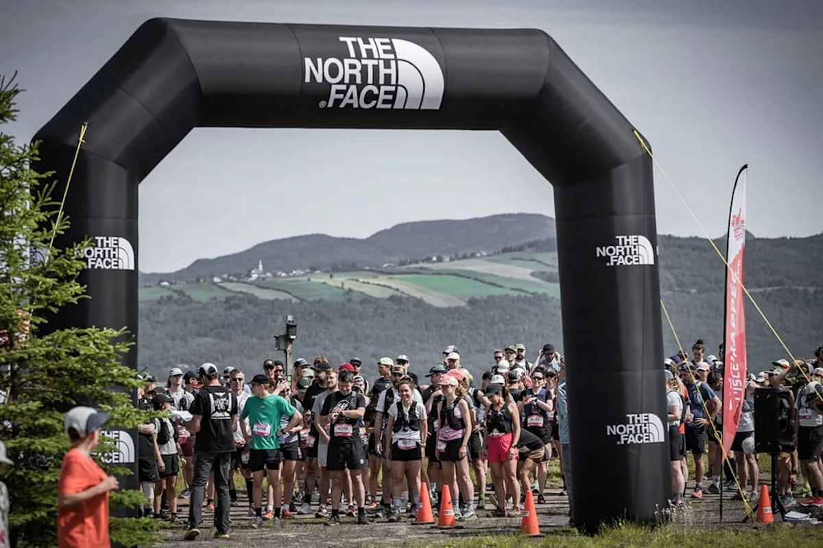 arche de départ noire avec des coureurs en dessous