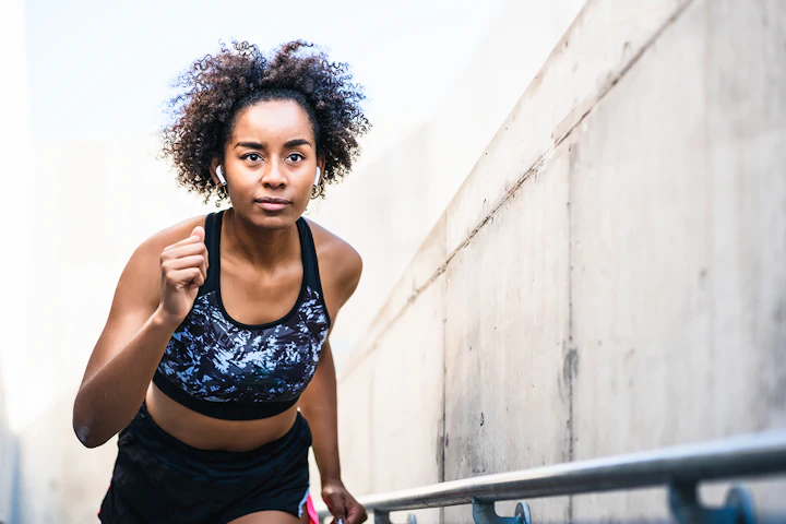 Coureuse concentrée et prête à en découdre