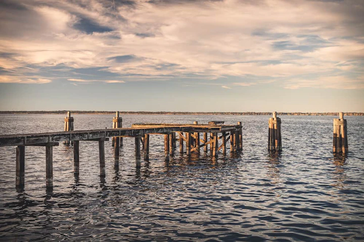 pont en bois qui s'avance sur la mer