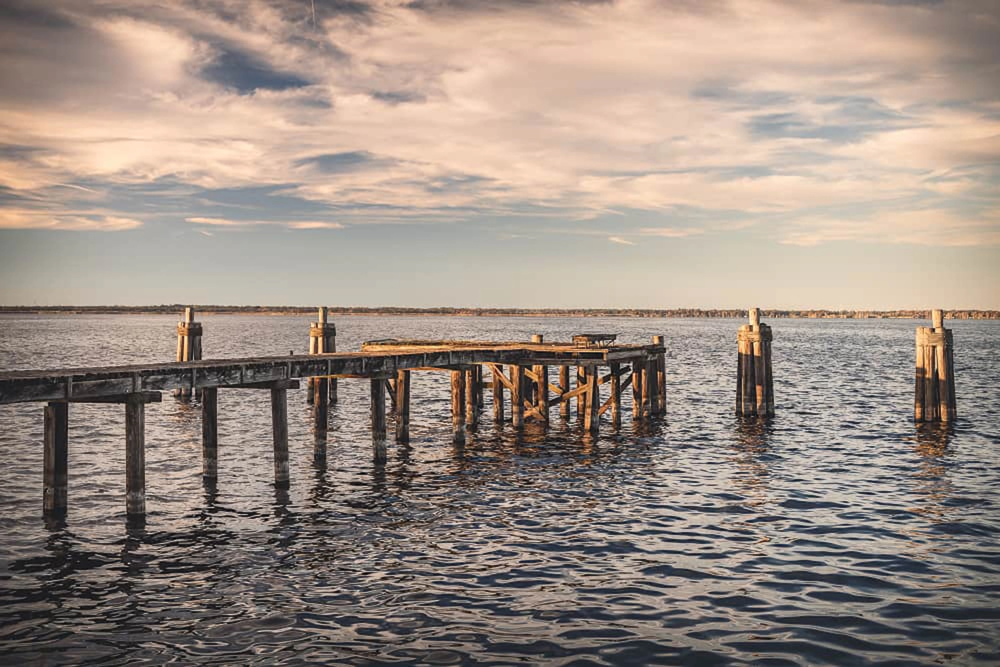 pont en bois qui s'avance sur la mer