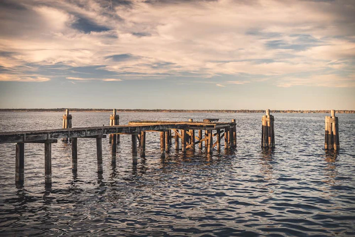 pont en bois qui s'avance sur la mer