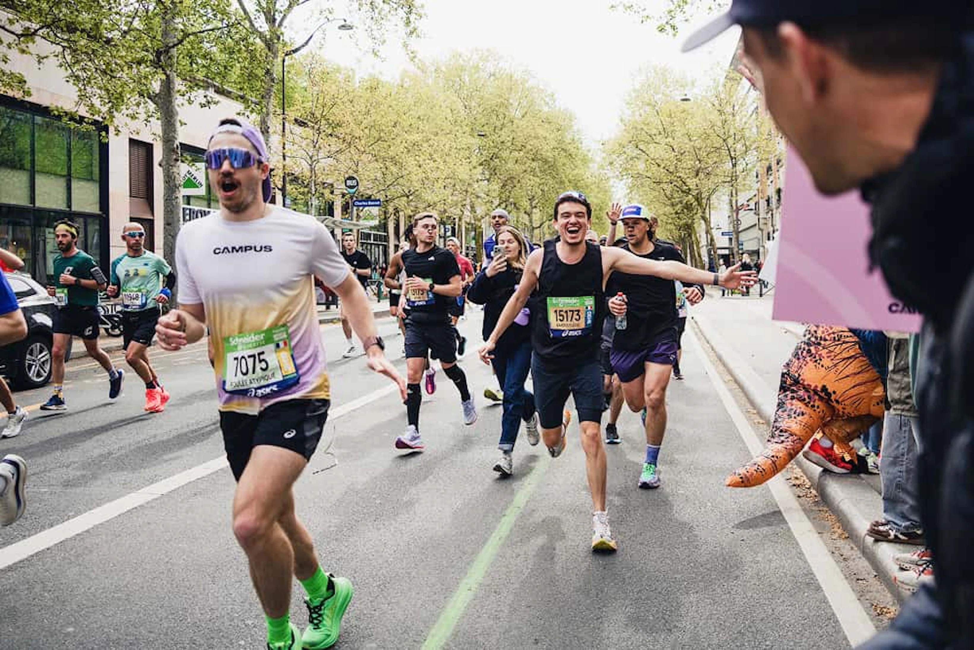 peloton de coureurs souriants sur le marathon de paris