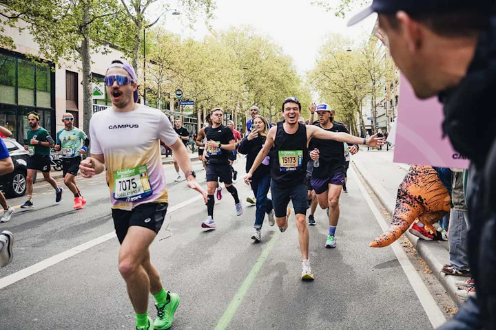 peloton de coureurs souriants sur le marathon de paris