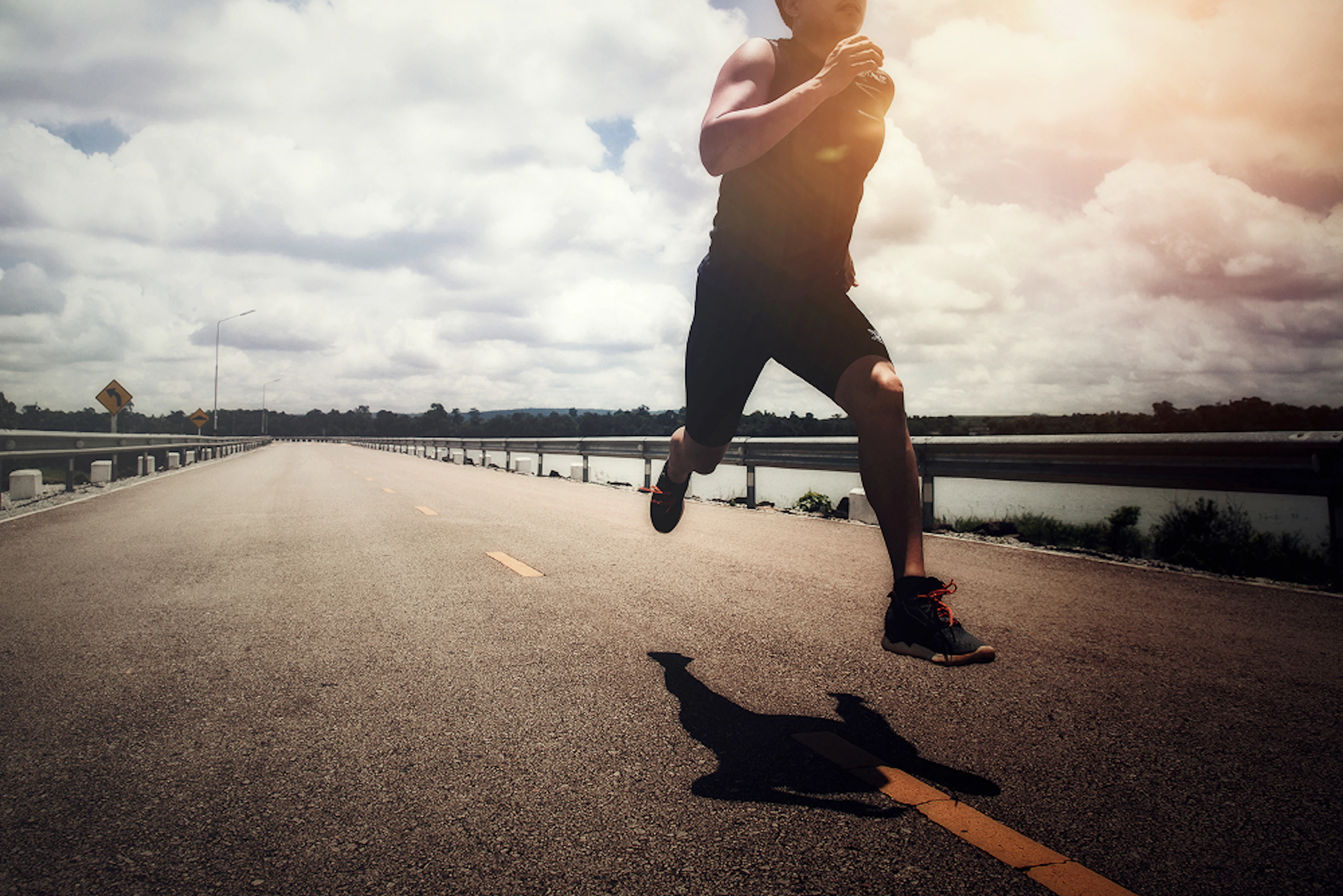 Un homme court vite sur une route