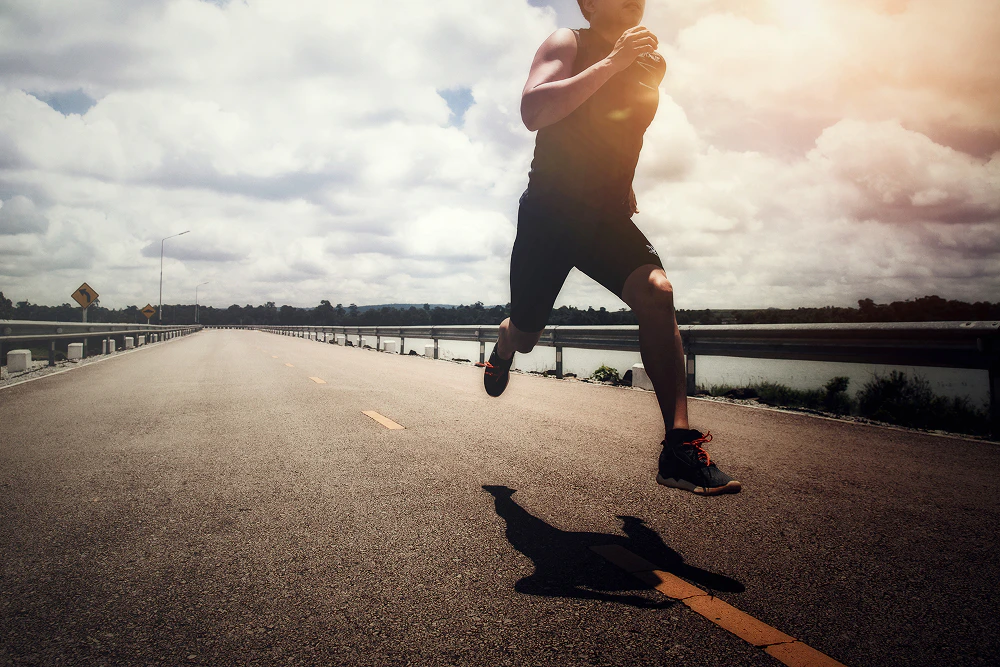 Un homme court vite sur une route