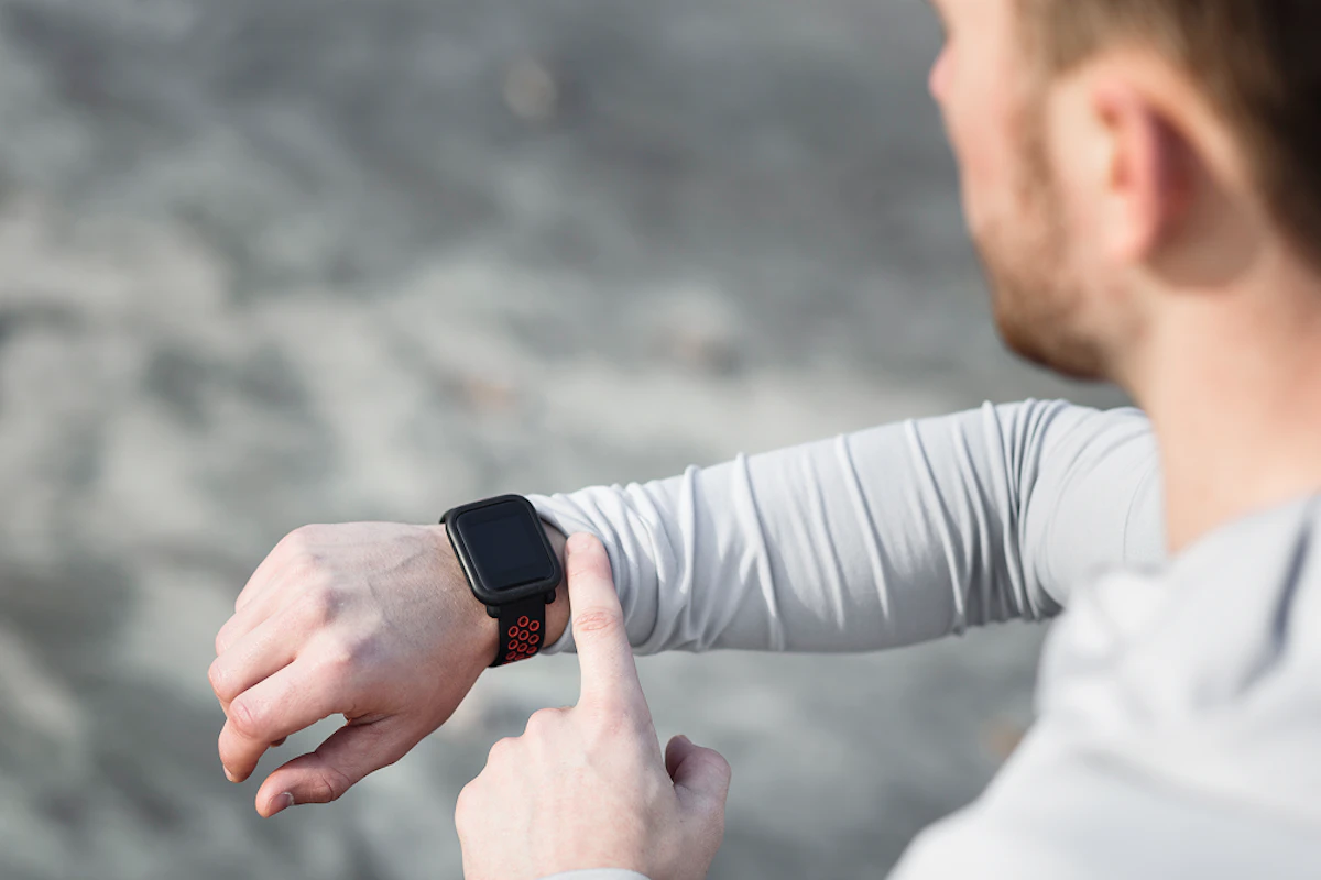 Un homme regarde sa montre connectée