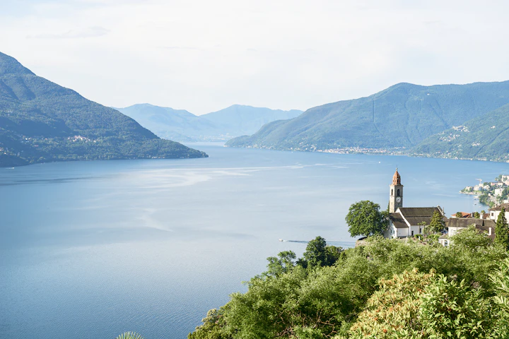Un lac encerclé de montagnes
