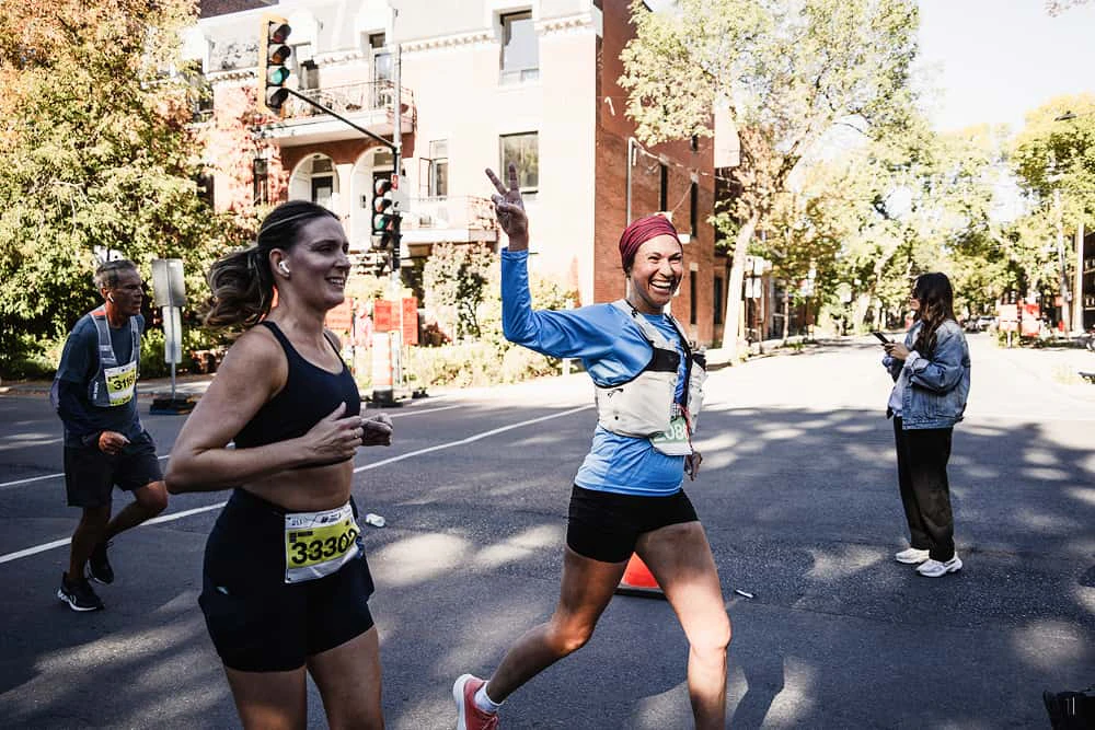 femme souriante course