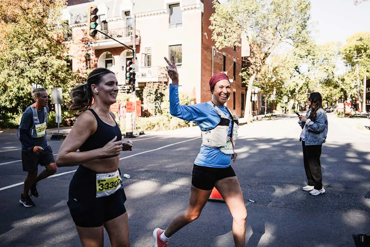 femme souriante course